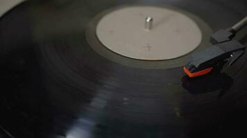 proche en haut de une aiguille sur une vinyle record joueur filage. video