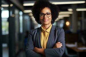 contento medio Envejecido negocio afro mujer CEO en pie en oficina brazos cruzado. foto