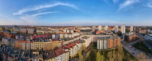 Wroclaw panorama, aéreo vista. paisaje urbano de moderno europeo ciudad foto