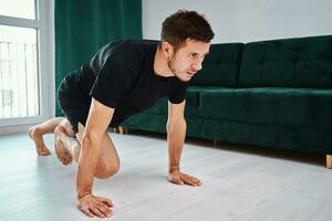 hombre haciendo deporte ejercicio a hogar foto