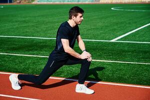 deporte hombre preparando para trotar al aire libre foto