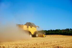 segador combinar trabajando en el campo foto