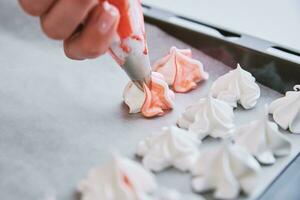proceso de horneando merengue, Cocinando dulce postre foto