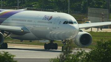 Phuket, Thaïlande novembre 30, 2019 - thaïlandais voies aériennes Airbus 330 hs teu tour piste avant Départ de phuket aéroport. vue de le Haut sol de le éclaboussure plage recours hôtel, Phuket, Thaïlande video