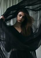 mujer en negro vestido, neutral seda cortinas, ai generativo Arte foto