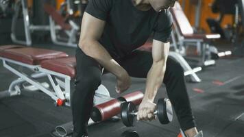 knap bodybuilder oefenen met halters fit uw spieren. video