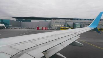 novosibirsk, Rússia Outubro 02, 2022 - primeiro pessoa Visão do a asa do a pobeda CIA aérea às a tolmachevo aeroporto. voar partida, taxiando para a pista video