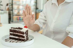 belleza cuerpo femenino delgado confundir pastel de chocolate. mujer en restaurante logra el objetivo de pérdida de peso para una vida saludable, loca por la delgadez, cintura delgada, nutricionista. dieta, forma del cuerpo. foto