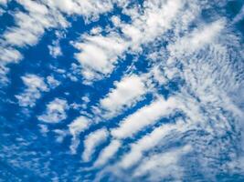 nubes terminado azul cielo, verano fondo, naturaleza serie foto