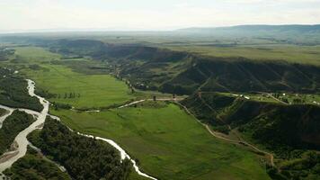 montañas y pradera en un nublado día. video