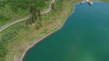 verde alberi e il lago nel tianchi, xinjiang, Cina. video