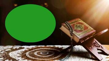 Alcorão kareem com verde tela quadro, Armação dentro a fundo, islâmico croma chave video