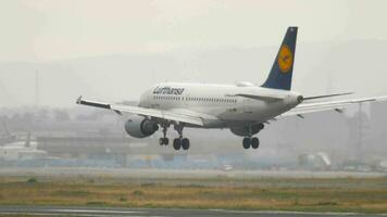 francoforte am principale, Germania luglio 20, 2017 - lufthansa airbus 320 atterraggio su pista di decollo 25l. fraporto, francoforte, Germania video