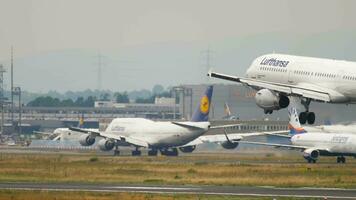 Frankfurt bin hauptsächlich, Deutschland Juli 19, 2017 - - Frankfurt International Flughafen beschäftigt Tag mit viele von Flugzeug auf Asphalt. Lufthansa Fluggesellschaften Airbus a321 Flugzeug ankommen und Lufthansa boeinf 747 nehmen aus video