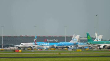amsterdam, das Niederlande Juli 27, 2017 - - aer Lingus, eurowings Airbus a320 und klm königlich Niederländisch Fluggesellschaften boeing 737 Taxen nach Landung in der Nähe von Ladung Terminal. Schiffshol Flughafen, amsterdam, Holland video