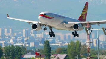 Almaty, Kasachstan kann 5, 2019 - - Hong kong Fluggesellschaften Ladung Airbus a330 b lnz Annäherung gegen das Berge Vor Landung, Almatie International Flughafen, Kasachstan video