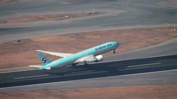 Hong kong novembre dix, 2019 - coréen air Boeing 777 décollage à vérifier tour kok international aéroport, Hong kong hkg. passager avion départ. tourisme et Voyage concept video