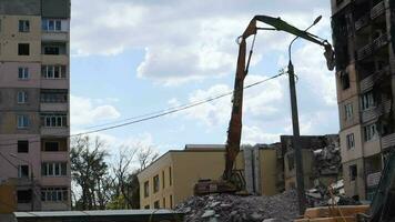 el destrucción de un de muchos pisos edificio después siendo golpear por un artillería caparazón. un quemado Alto edificio en un guerra zona. guerra en residencial áreas, roto ventanas Ucrania, Irpin - mayo 12, 2023. video