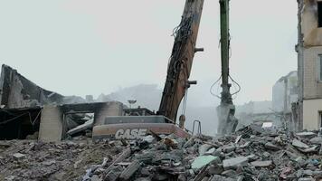 le destruction de une à plusieurs étages bâtiment après étant frappé par un artillerie coquille. une brûlé gratte-ciel bâtiment dans une guerre zone. guerre dans Résidentiel domaines, cassé les fenêtres. Ukraine, irpin - mai 12, 2023. video