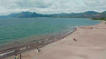 spiaggia nel fuxiano lago nel Yunnan, Cina. video