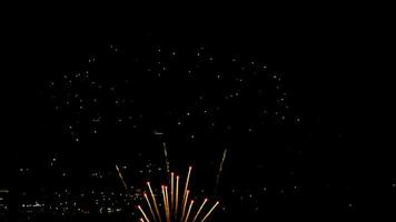 fuegos artificiales que destellan en el cielo de la tarde. video