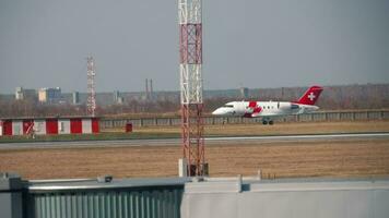 novosibirsk, ryssland Maj 3, 2019 - Rega swiss luft ambulans canadair bombardier utmanare 650 hb jwa landning, tolmachevo flygplats, novosibirsk, ryssland video