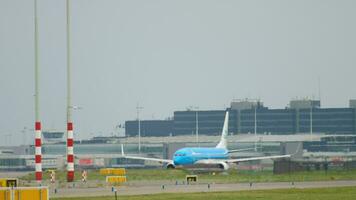 amsterdam, das Niederlande Juli 26, 2017 - - klm boeing 737 rollen zu das Runway zu abfahren von Schiphol Flughafen, Amsterdam. video