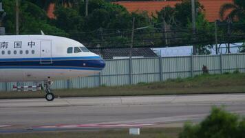 phuket, Tailândia novembro 26, 2018 - China sulista airbus a321 b 6339 taxiando depois de aterrissagem às phuket internacional aeroporto video