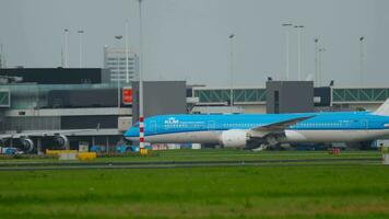 amsterdam, il Olanda luglio 25, 2017 - klm reale olandese le compagnie aeree boeing 787 sognatore ph bhh rimorchio per servizio, nave aeroporto, amsterdam, Olanda video
