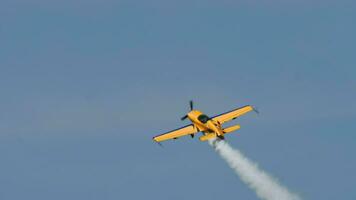 sport aereo prestazione acrobatico volo. spettacolo aereo a il mochische aerodromo unnm. spettacolare prestazione di un acrobatico aereo quello sorge nel cielo video