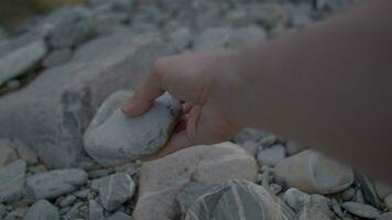 person rörande sand stenar med hand utomhus i natur video