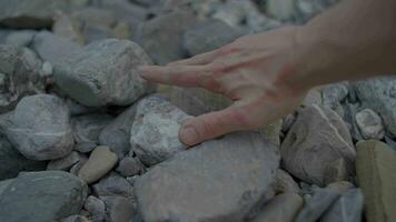 person rörande sand stenar med hand utomhus i natur video