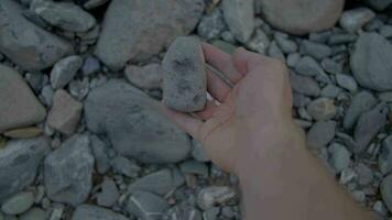 persona conmovedor arena piedras con mano al aire libre en naturaleza video