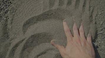 persoon aanraken zand stenen met hand- buitenshuis in natuur video