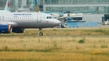 Frankfurt bin hauptsächlich, Deutschland Juli 17, 2017 - - aeroflot Airbus 320 vp bieten rollen nach Landung. Fraport, Frankfurt, Deutschland video