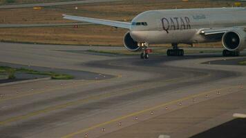 frankfurt am main, tyskland 17 juli 2017 - qatar airways boeing 777 taxar efter landning på 07l landningsbana. fraport, frankfurt, tyskland video