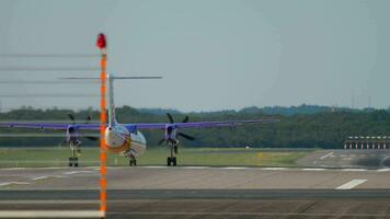 Düsseldorf, Alemania 21 de julio de 2017 - flybe bombardier dash 8 q400 g prpn rodando antes de la salida. aeropuerto de dusseldorf, alemania video