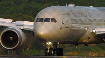 phuket, Tailandia enero 22, 2023 - soñador boeing 787 de etihad aterrizaje, llegada a phuket aeropuerto. cabina, cerca arriba disparo, frente vista. ver mediante el cerca. avión en el aeródromo video