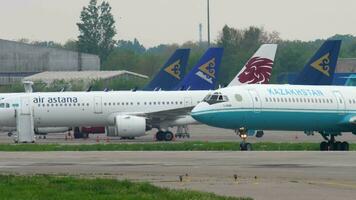 almaty, cazaquistão, 4 de maio de 2019 - cazaquistão kaz air trans tupolev 154 up t5401 taxiando antes da partida, aeroporto internacional de almaty, cazaquistão video