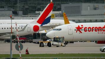 dusseldorf, alemania 22 de julio de 2017 - boeing 737 corendon airlines europe 9h tjg push back antes de la salida en el aeropuerto de dusseldorf video