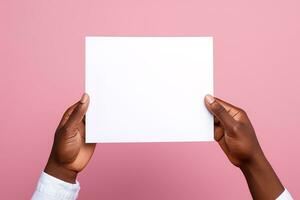 un humano mano participación un blanco sábana de blanco papel o tarjeta aislado en rosado antecedentes. ai generado foto