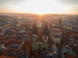 antiguo pueblo de Praga con gótico iglesia, aéreo ver foto