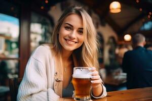 hermosa niña con cerveza vaso foto