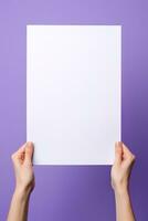 un humano mano participación un blanco sábana de blanco papel o tarjeta aislado en púrpura antecedentes. ai generado foto
