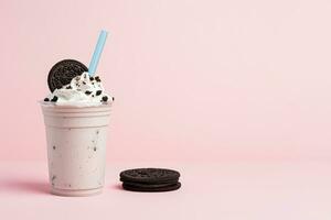 galletas y crema malteada en un para llevar taza con Copiar espacio. ai generado foto