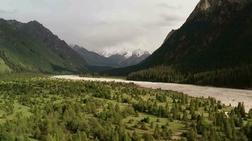 Fluss und Berge beim Sonnenuntergang. video