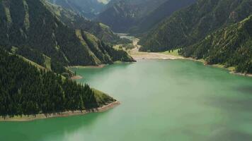 Lac et montagnes dans Tianchi, xinjiang, Chine. video