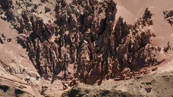 arido deserto e strano pietre. video