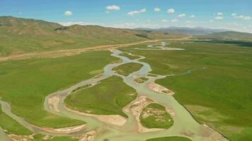 bayinbuluke prairie et rivière dans une bien journée. video