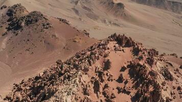 arido deserto e strano pietre. video